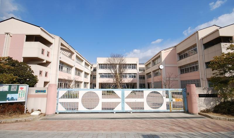 Primary school. A new elementary school, which was founded in the 500m in 1993 to Kobe Municipal Ibuki Higashi Elementary School. As a large-scale elementary school with a number of children to more than 1,000, It will play the center of the local community. 