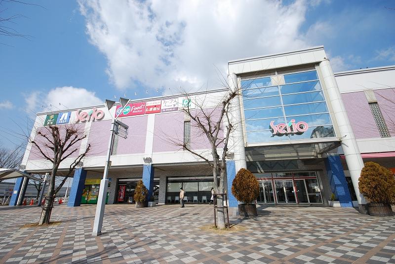 Shopping centre. 34 of the specialty store is visiting, including the 1450m Cope west Jinnan to Serio. From daily necessities that are essential to everyday life, Until the little good things. Assortment attractive to decorate the living to the rich. 