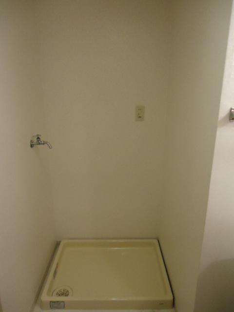 Wash basin, toilet. Indoor (April 16, 2013) Shooting
