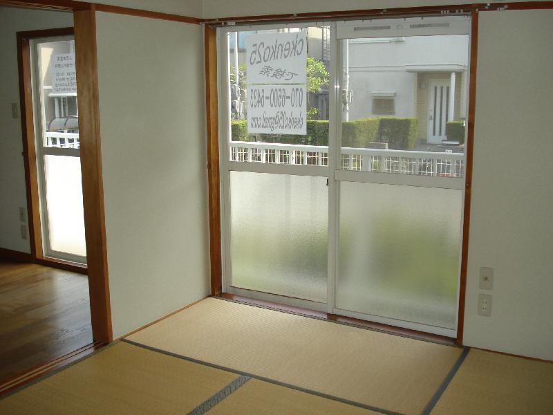 Parking lot. South-facing Japanese-style room