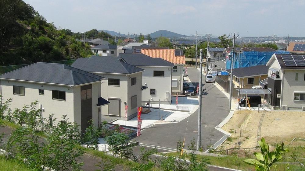 Local photos, including front road. It is in the local streets