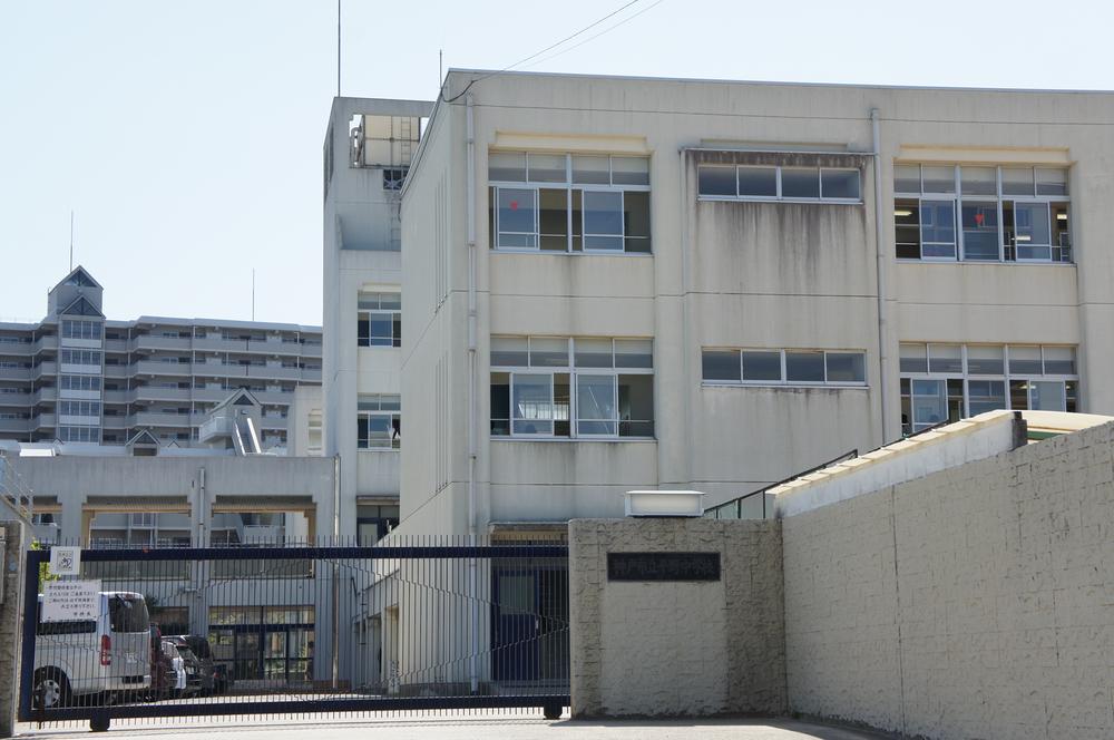 Junior high school. Kobe Municipal Hirano Junior High School