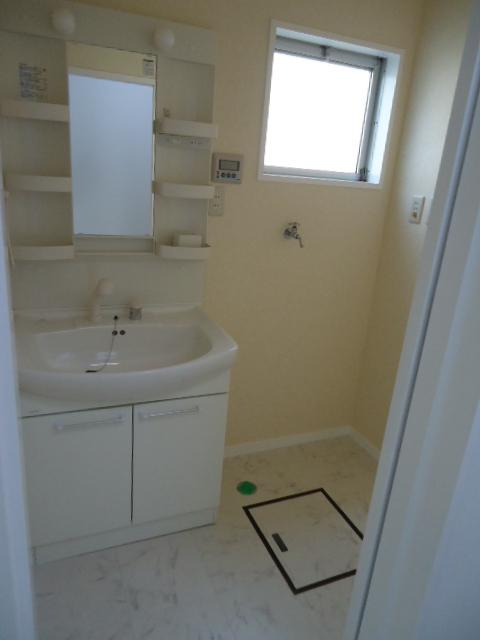 Wash basin, toilet. Indoor (August 2, 2013) Shooting