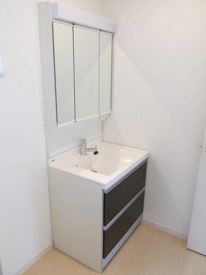 Wash basin, toilet. Shampoo is a dresser with a three-sided mirror