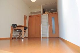 Living and room. 1F is the flooring. High ceilings, There is a feeling of opening.