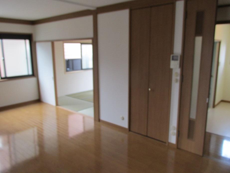 Non-living room. Also adjacent Japanese-style room in the back of the LDK