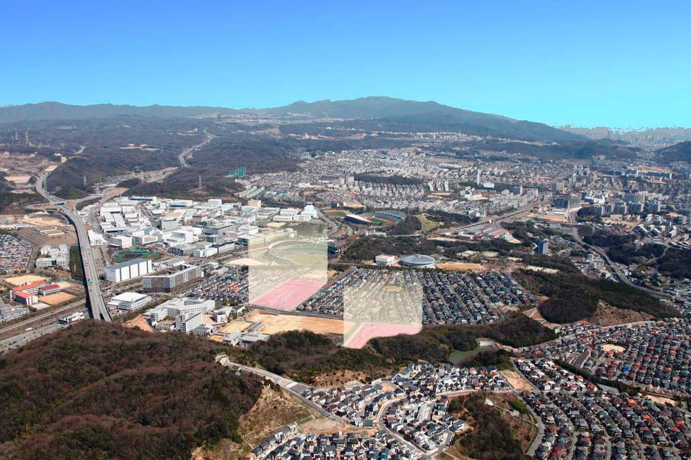 aerial photograph. It is seen from the sky site (November 2012) shooting lush beautiful landscape, New life will start in a quiet residential area of ​​the Sports Park right next. 