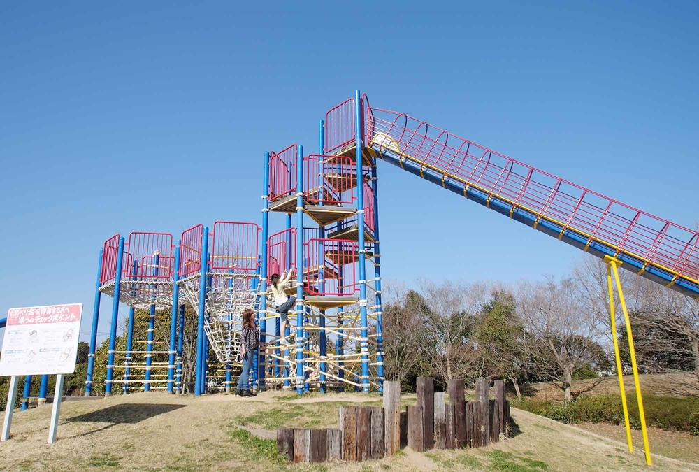 Other. Yuya months is next to the valley park Phase 2 subdivision there is a bathhouse months valley park of the large park, which is also playground equipment. Seems to be able to play with confidence because housing complex next door. 