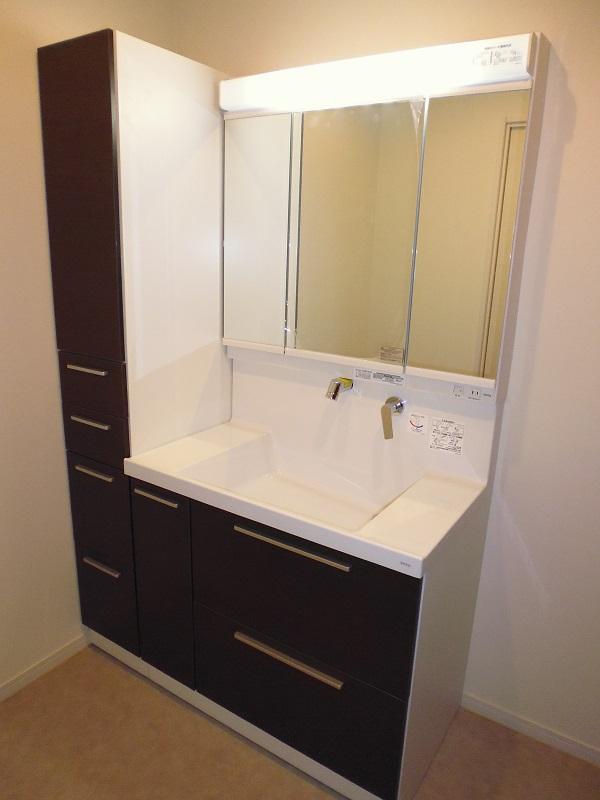 Wash basin, toilet. It is with storage! 