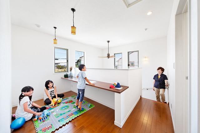 Non-living room. "Example of construction There is a multi-purpose space that can be used in family everyone earlier that up the family space "stairs. PC space of shared, Playground when the friends came, As housework space of wife ... usage is different.  
