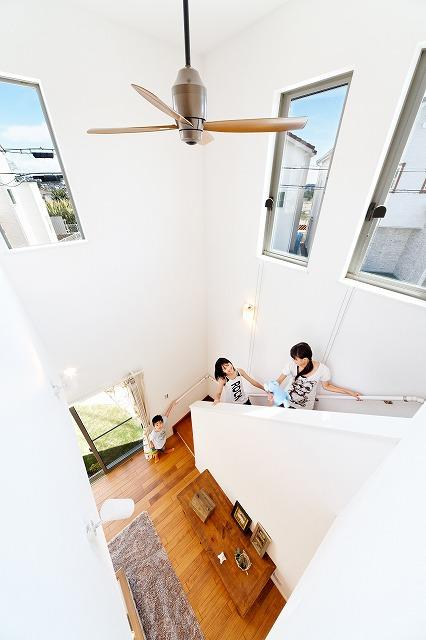 Living. "Example of construction Living room overlooking the atrium "blow-by. Distance of the first floor and the second floor of the family has become closer in that there is a blow-by. "Rice! You may also hear a good voice. ". 