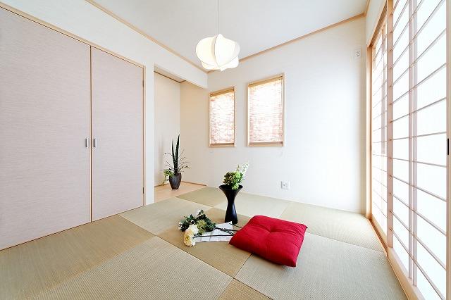 Non-living room. "Example of construction Japanese-style "is a continuation of the Japanese-style room from the living room. Care of the flowers on the sunny Japanese-style room in between housework. You calm mind is hot. 