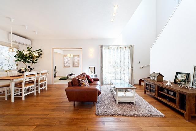 Living. "Example of construction Living that can be leisurely with plenty capture the living "light and wind. According to the interior, Furniture offers a large selection of in antique. 