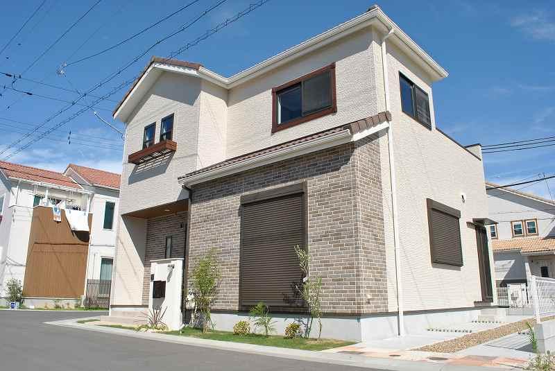 Local appearance photo.  [Phase 3 No. 8 locations appearance] Chic appearance together in monotone. 