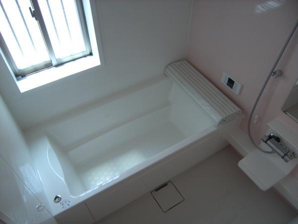 Bathroom. Spacious 1 pyeong type of bathroom, It is also easy your bathing with small children