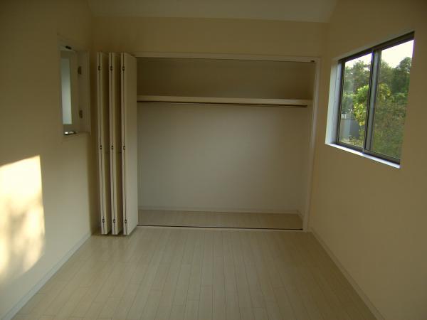 Non-living room. Equipped with a large closet in the bedroom