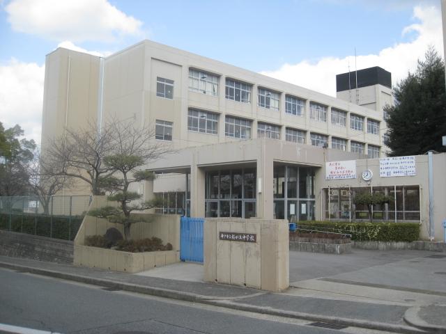 Junior high school. Sakuragaoka 50m eager education up to junior high school, not to mention, Club activities ・ We cooperate in the environment summarizes the life like in human hand. 
