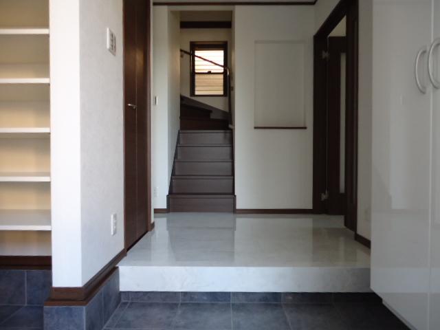 Entrance. Local (September 21, 2013) Shooting