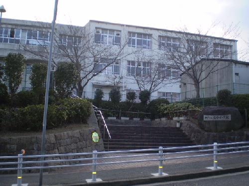 Primary school. Deai to elementary school (elementary school) 590m