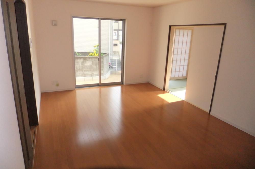 Same specifications photos (living)