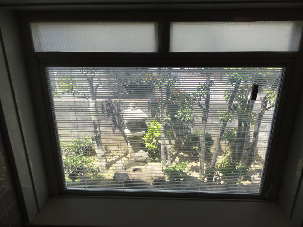 Bathroom. View the Tsuboniwa from the window of the bathroom
