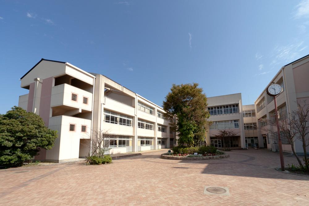 Primary school. 410m to Kobe Municipal Ibuki Higashi Elementary School