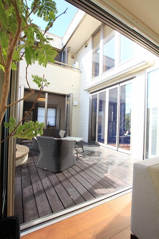 exhibition hall / Showroom. Exhibition hall model house. Terrace located between the living and the Japanese-style room. In BBQ and tea time. .  ※ This model is a model of housing exhibition hall of the Seishin Chuo. 