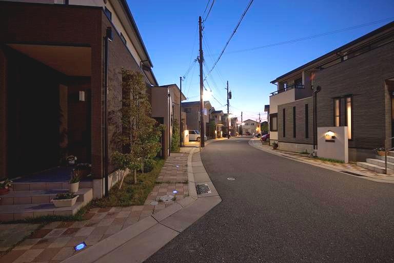 Town that invites a network of light from the entrance of the town to your home. Adopted LED lighting to guide light of the city block the road. 
