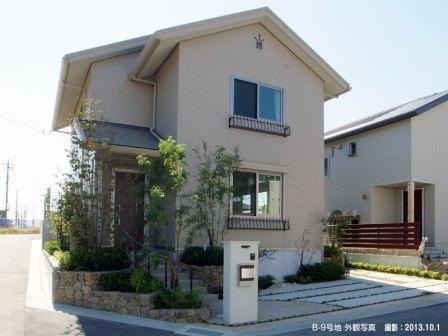 Local appearance photo.  ■ B-9 No. land "fashionable and feminine attire impression house. "