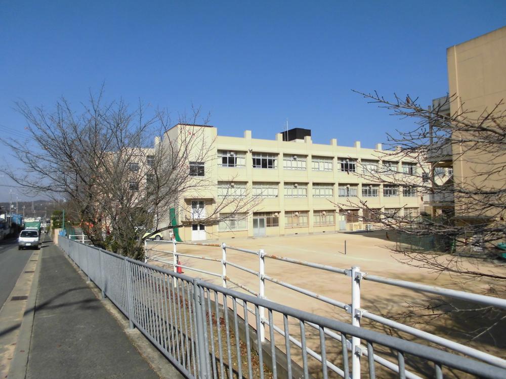 Junior high school. 438m to Kobe Municipal Sakuragaoka Junior High School