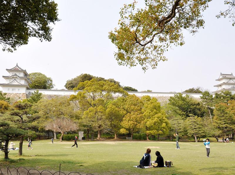 park. To 1200m park to Akashi Park is,  ・ Akashi Castle ・ Lawn open space ・ Children Square ・ Prefectural library ・ City library ・ baseball Ground ・ Athletics stadium ・ Archery field ・ Cycling track ・ Tennis courts, etc. rich leisure environment. 