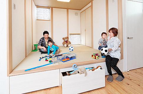 Other introspection. Japanese-style room in which a housed in the lower part, As a children's playground, Also easy to use even when to the nap, Also good outlook from the living room and kitchen. In the storage unit you can use clean the room can be stored toys and cushion, etc. (No. 2 destination model house)