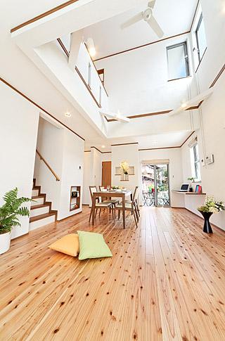 Living. Natural light that pours down from a high window of Fukinuki, Solid wood on the floor, The wall with diatomaceous earth, Spreads space relaxation is also friendly to the environment and the body. Two terraces that carry light and wind in the room also director makes a further sense of openness (No. 5 place model house)