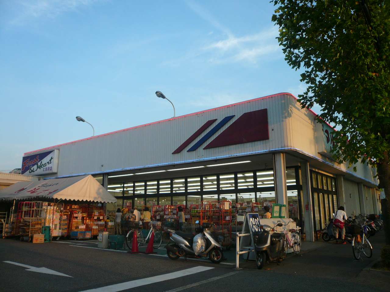 Supermarket. Maruay Ikawadani store up to (super) 872m