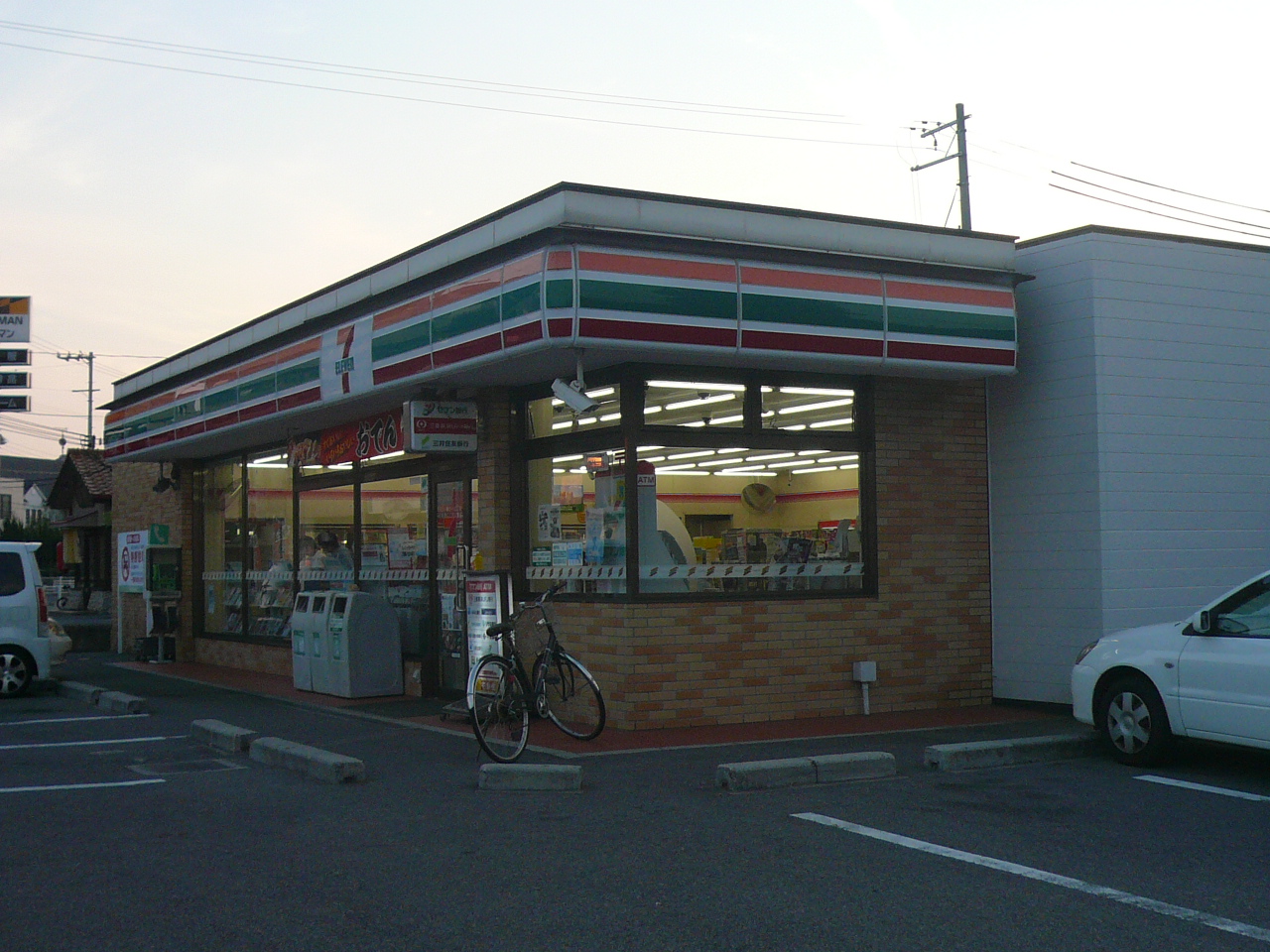 Convenience store. Seven-Eleven Kobe Ikegami 4-chome up (convenience store) 256m