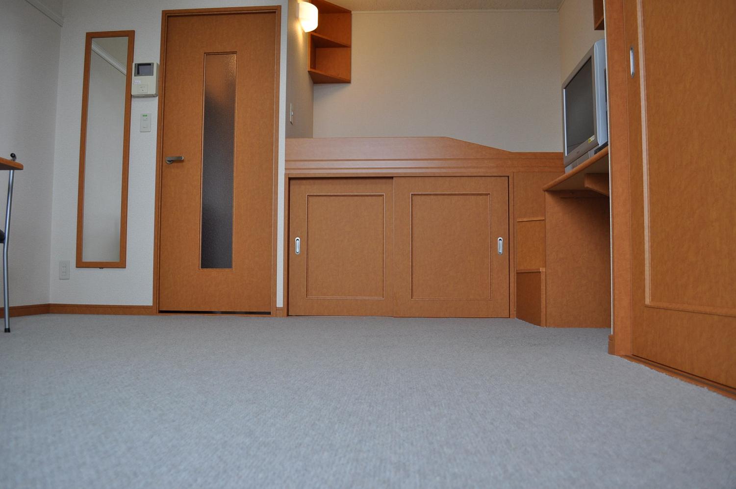 Living and room. 2F is carpet.