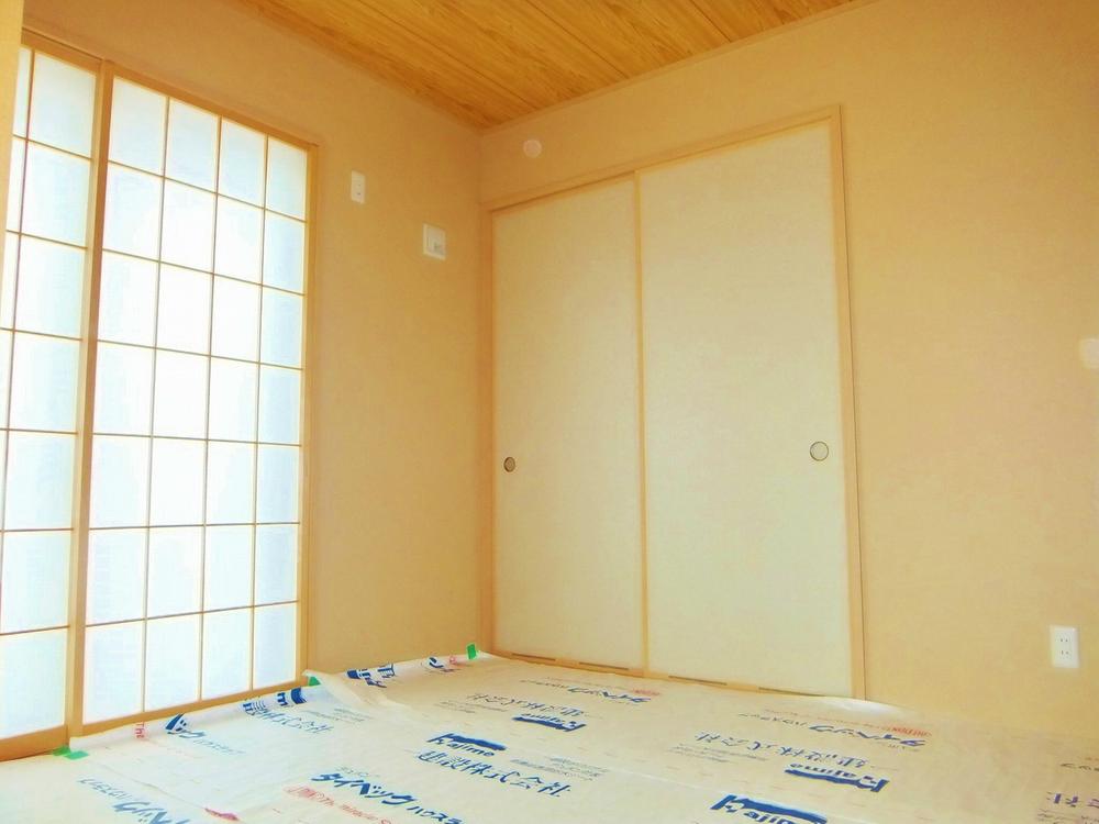 Non-living room. Ri Bing next to happy Japanese-style room