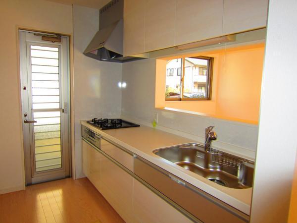Same specifications photo (kitchen). You family will spend happily with everyone because it is counter kitchen. 