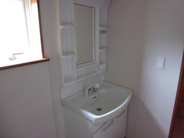 Wash basin, toilet. Indoor (10 May 2013) Shooting 7 Building