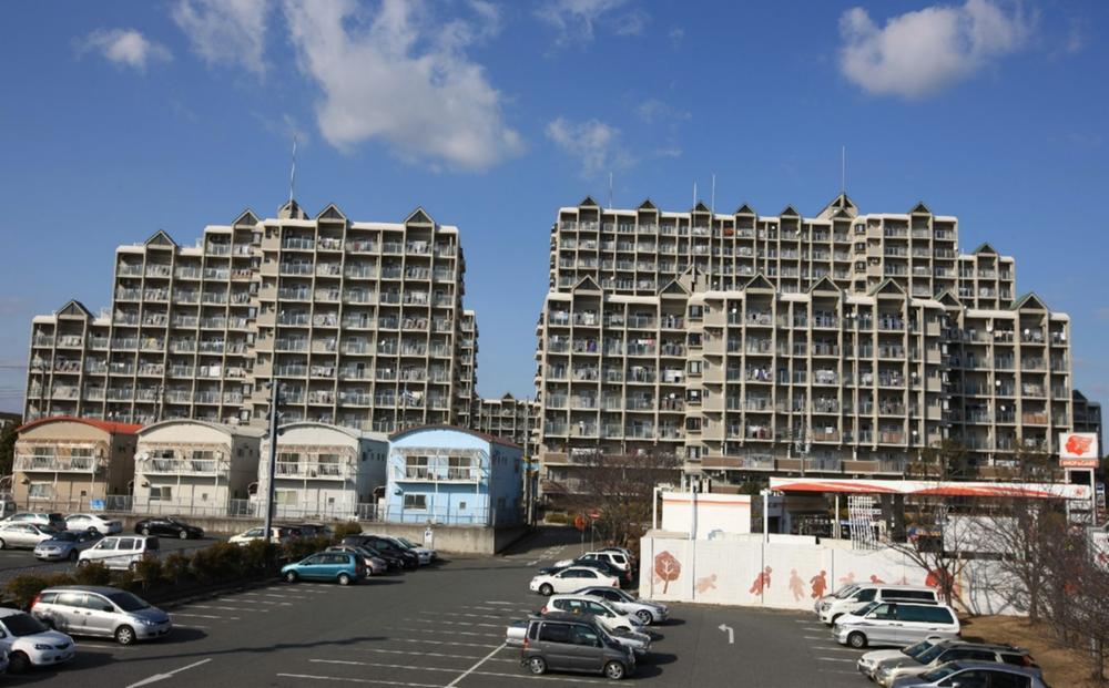 Local appearance photo. The left-hand side is the No.1 Building.