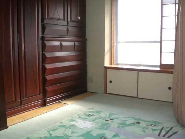Non-living room. Next to the LD has 8-mat Japanese-style room, You can ensure a wide space by opening the sliding door.