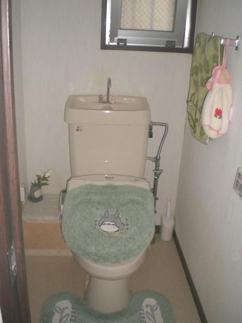 Toilet. It is the restroom.