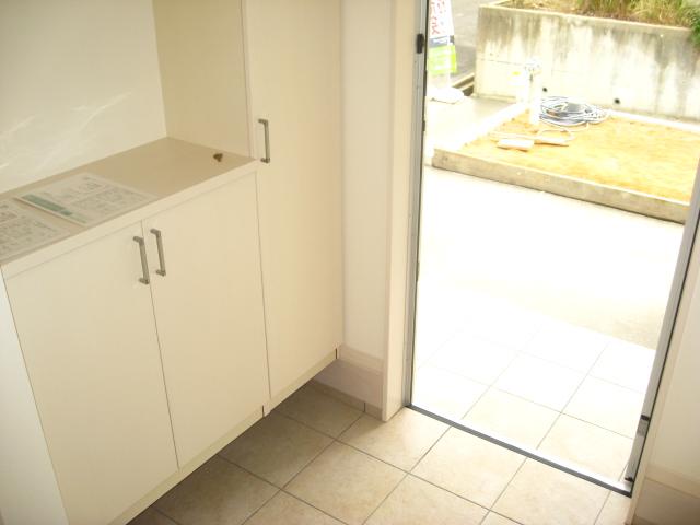 Entrance. Local (November 2, 2013) Shooting