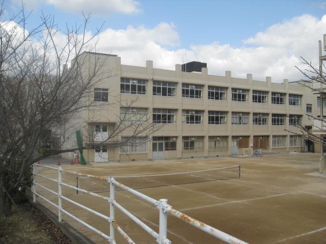 Junior high school. 657m to Kobe Municipal Sakuragaoka Junior High School