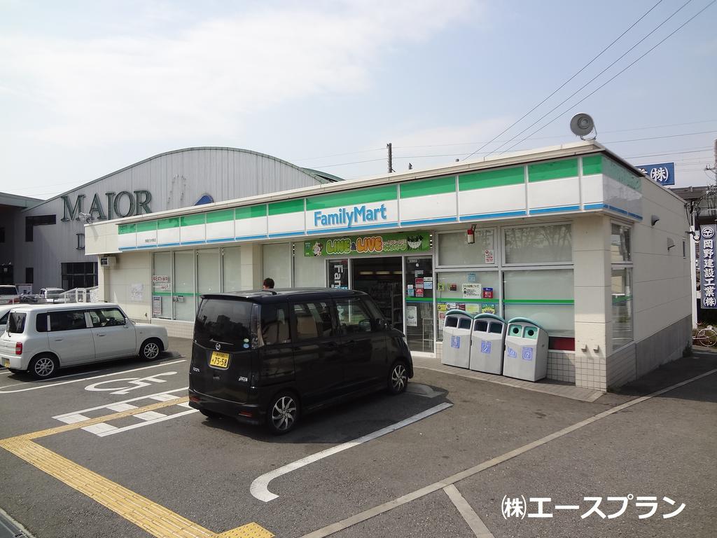 Convenience store. 666m to FamilyMart Yanagiya white water Higashiten (convenience store)