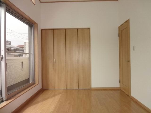 Non-living room. 3 Kaiyoshitsu 6.4 Pledge. balcony ・ With closet. It is a two-sided lighting. 