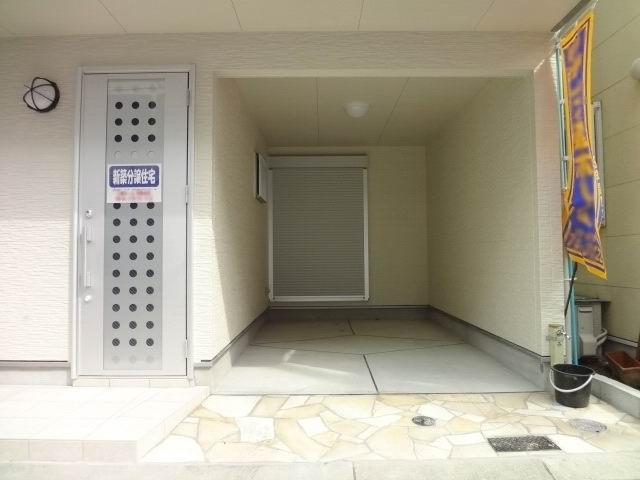 Parking lot. With carport. It is high roof car Allowed. 