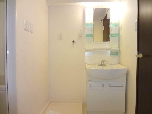 Wash basin, toilet. Powder Room. Bathroom vanity ・ Waterproof bread already replaced for the washing machine. cross ・ CF Hakawa is settled.