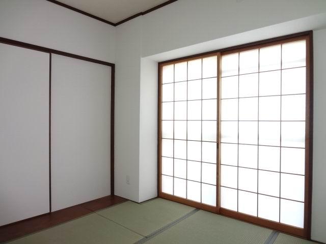 Non-living room. Japanese-style room 4.5 Pledge. closet ・ Balcony. cross ・ tatami ・ Sliding door ・ It is settled Shoji pasting exchange.