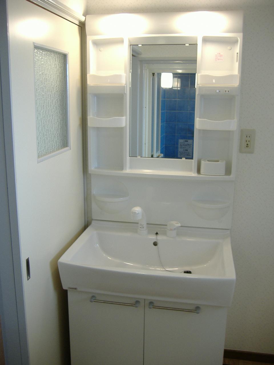 Wash basin, toilet. Shampoo dresser.